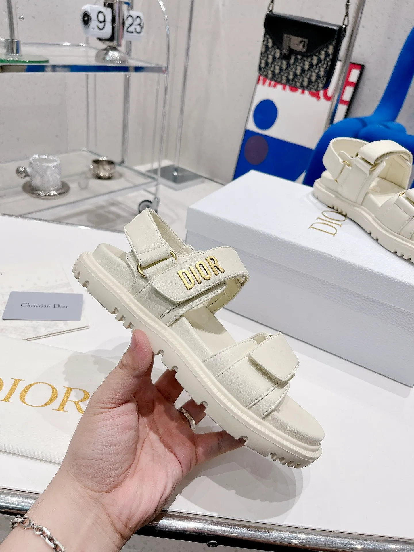 👟👟Ex-factory price 440👟👟 Women's Shoes Women's Clothing Women's Shoes Women's Clothing Women's Shoes Women's Clothing Dior 2022 Dior New New Color Velcro Sandals Original Replica Super durable and versatile style Very comfortable on the feet, slimmer and whiter than the fragrant grandma model Upper: Original cowhide Lining: Sheepskin lining Buckle: Original D hardware buckle Outsole: original molded T👟👟factory price U outsole Size: 35～40#